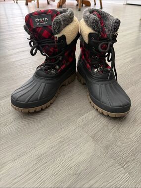 Storm by Cougar Black and Red Plaid Winter Boots Sz 7 EUC worn once